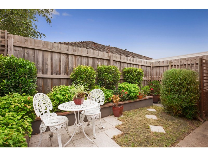 2/180 Surrey Road, Blackburn VIC 3130