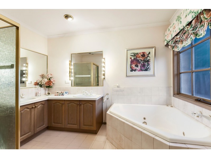 25 Carrington Court, Burwood East VIC 3151