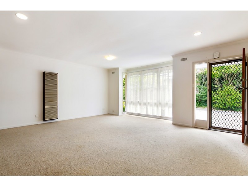 2/11 Glen Ebor Avenue, Blackburn VIC 3130