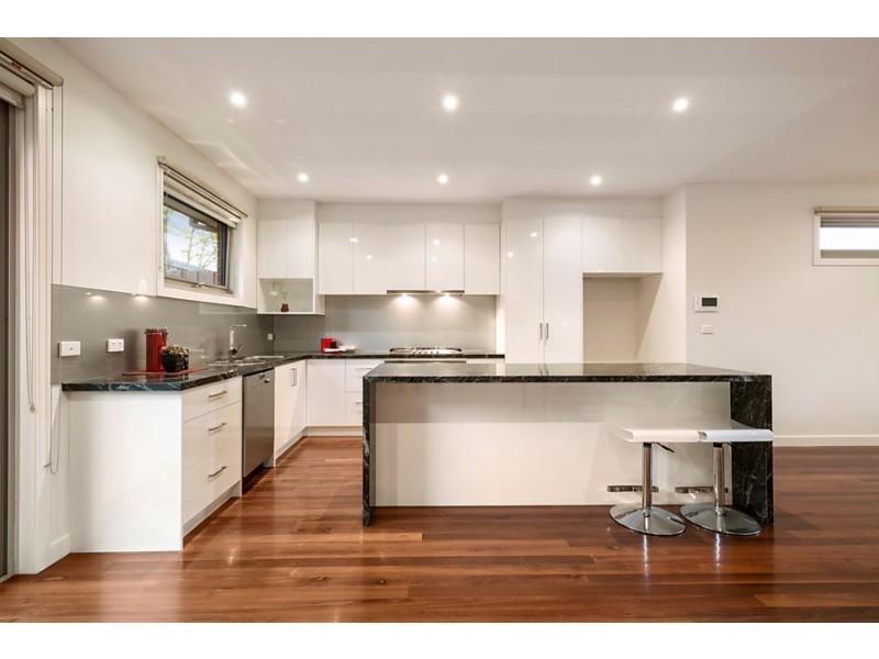 2/10 James Avenue, Mitcham VIC 3132