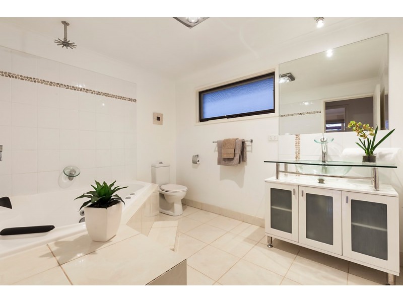 8 Manhattan Square, Vermont VIC 3133