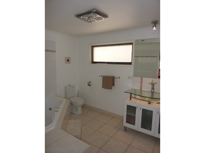 8 Manhattan Square, Vermont VIC 3133