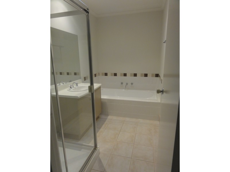 18 Jade Circuit, Burwood East VIC 3151