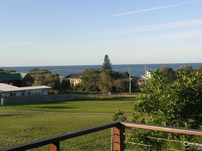 32 Emerald Drive, Diamond Beach NSW 2430