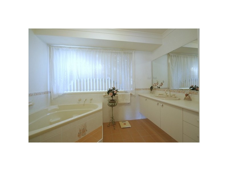 16 Railway Parade, Douglas Park NSW 2569