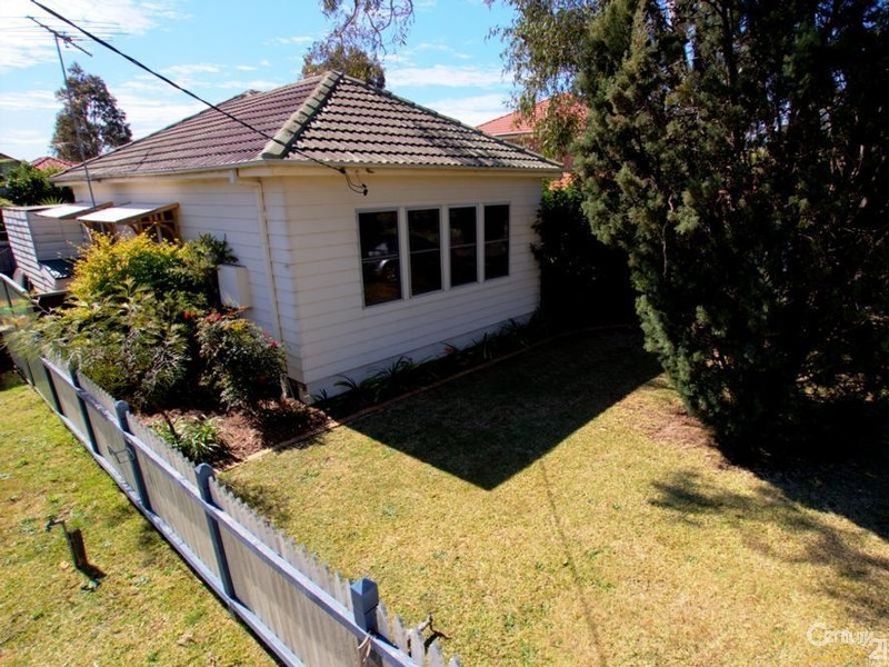 6 Anzac Mews, Wattle Grove NSW 2173