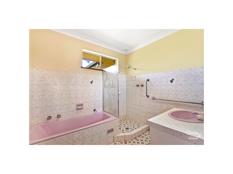 32 Dampier Blvde, Killarney Vale NSW 2261