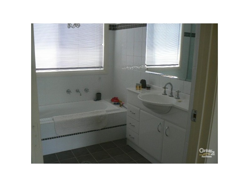 32 Point St, Bateau Bay NSW 2261