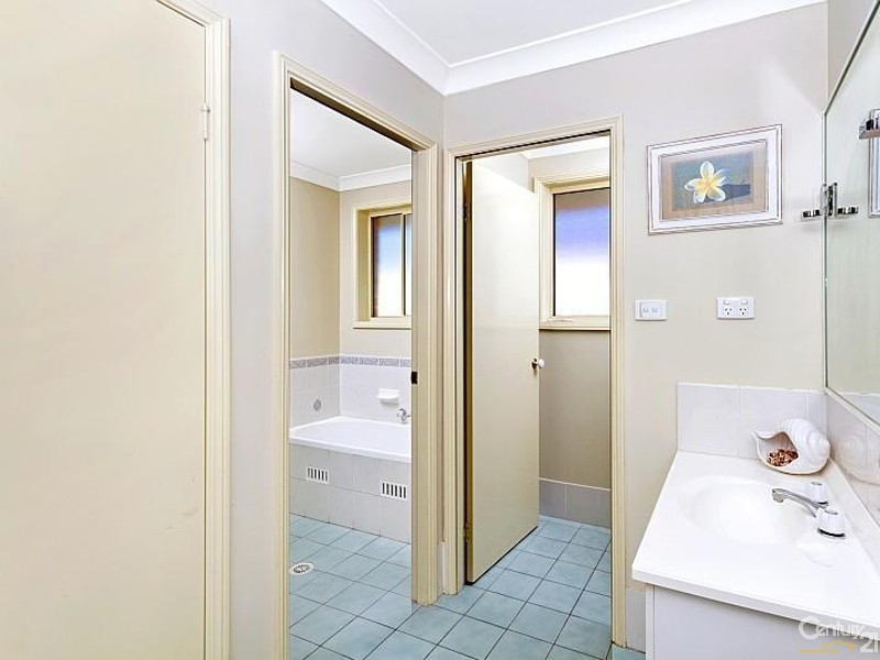 31 Lorraine, Berkeley Vale NSW 2261