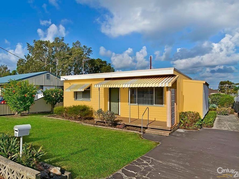 70 Dampier Blvde, Killarney Vale NSW 2261