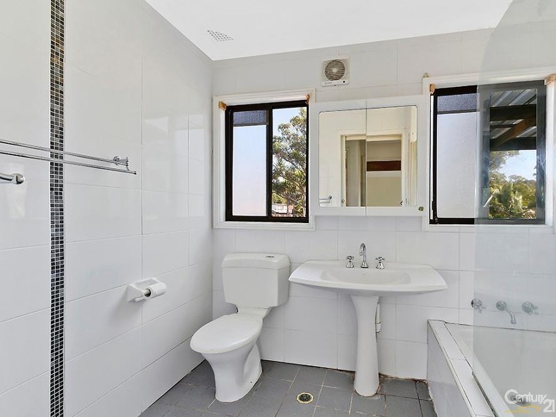 4 Clare Crescent, Berkeley Vale NSW 2261