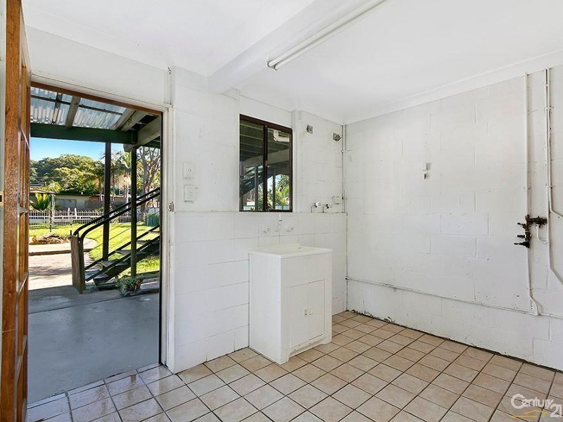 4 Clare Crescent, Berkeley Vale NSW 2261