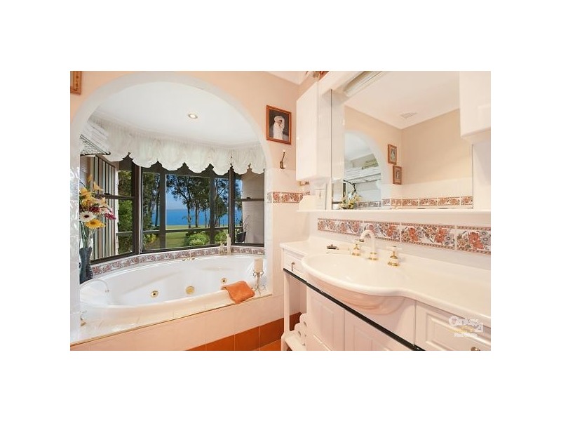 6 Lloyd Avenue, Chain Valley Bay NSW 2259