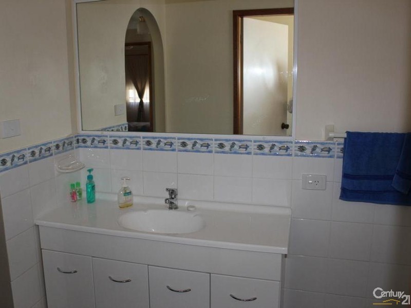 17 Vernon Avenue, Gorokan NSW 2263