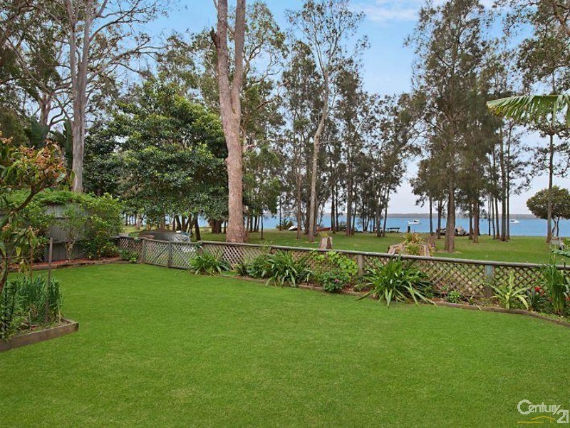 19 Lakeshore Avenue, Kingfisher Shores NSW 2259