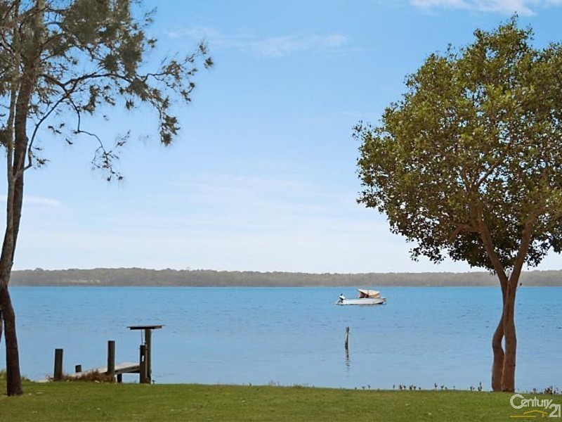 19 Lakeshore Avenue, Kingfisher Shores NSW 2259