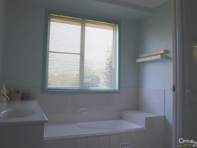 2 Helmar Close, Blue Haven NSW 2262