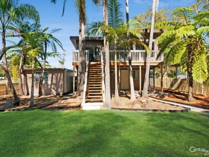 1 Birrabang Avenue, Summerland Point NSW 2259