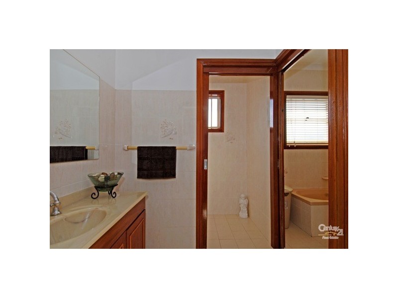 20 Charles Rd, Fernhill NSW 2519