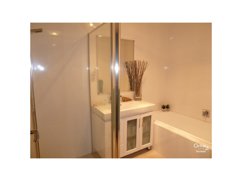 1/102 Gladstone Avenue, Coniston NSW 2500