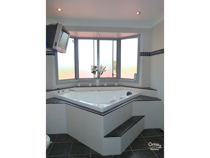 1 Loftus Drive, Barrack Heights NSW 2528