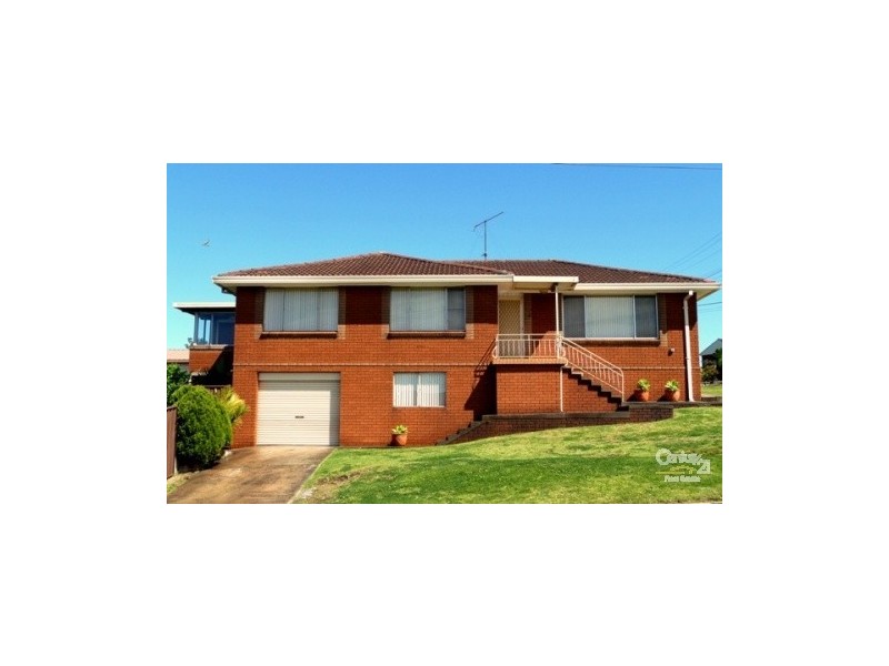 111 Weringa Ave, Lake Heights NSW 2502