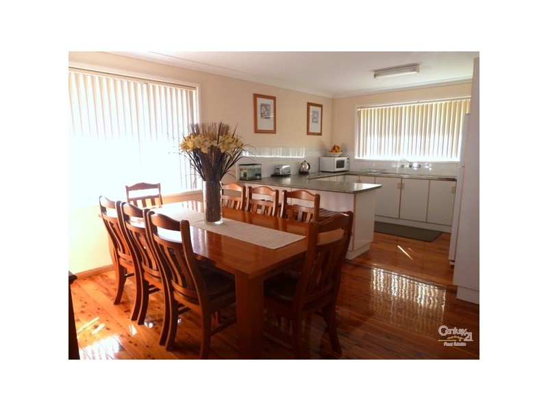 111 Weringa Ave, Lake Heights NSW 2502