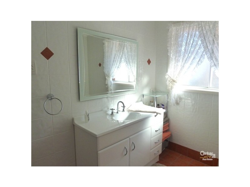 111 Weringa Ave, Lake Heights NSW 2502