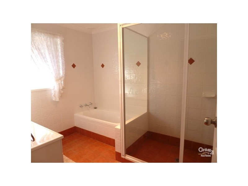 111 Weringa Ave, Lake Heights NSW 2502