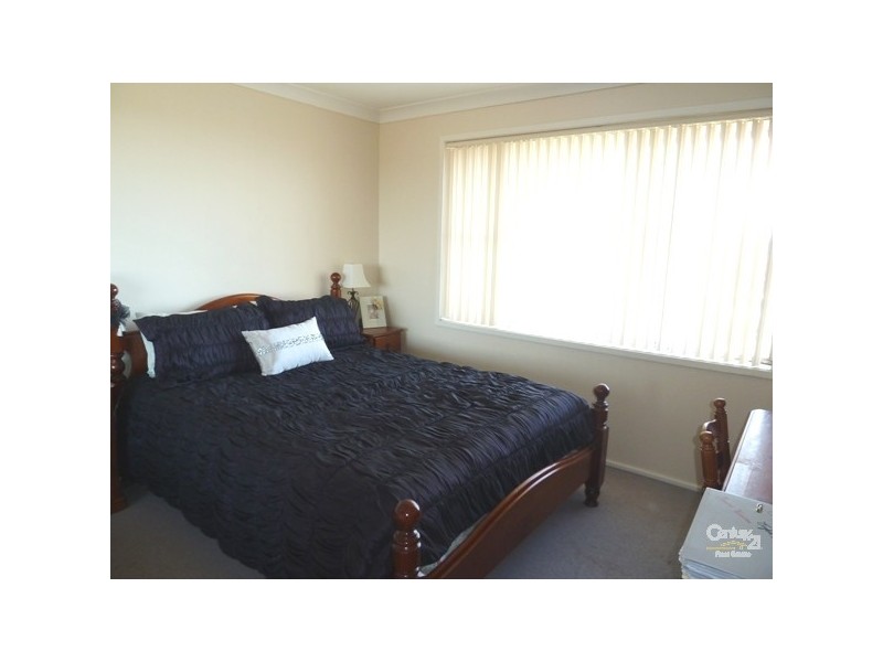 111 Weringa Ave, Lake Heights NSW 2502