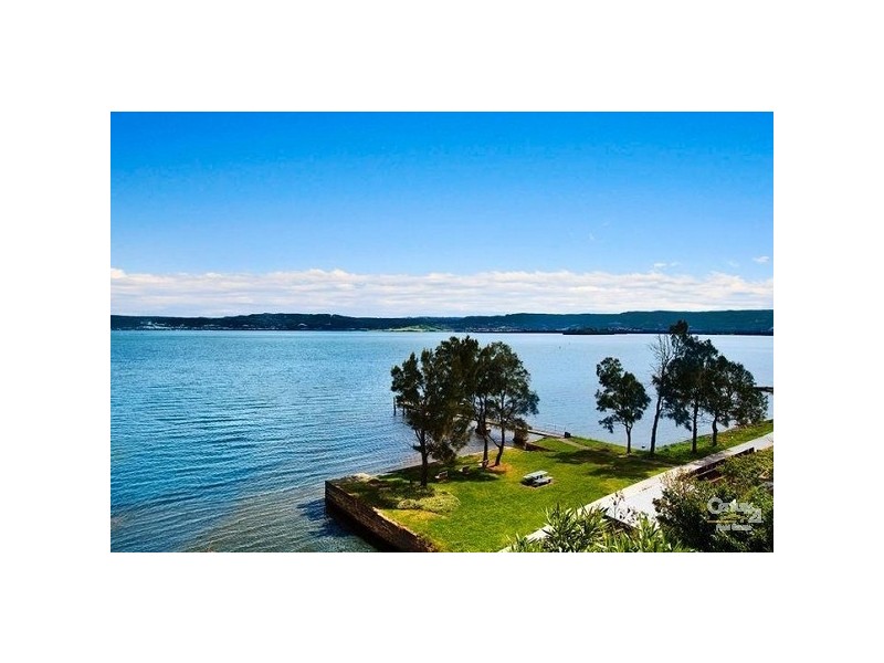 49 Northcliffe Drive, Lake Heights NSW 2502