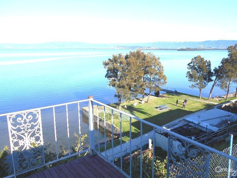 49 Northcliffe Drive, Lake Heights NSW 2502