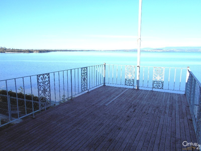 49 Northcliffe Drive, Lake Heights NSW 2502