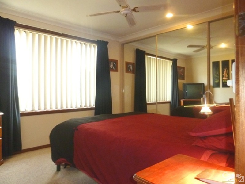 26 Marchant Cr, Mount Warrigal NSW 2528
