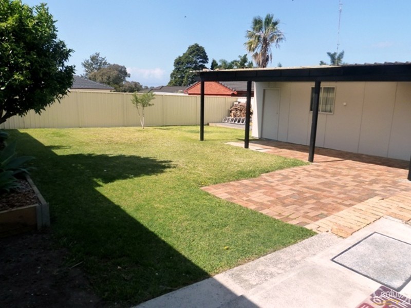 26 Marchant Cr, Mount Warrigal NSW 2528