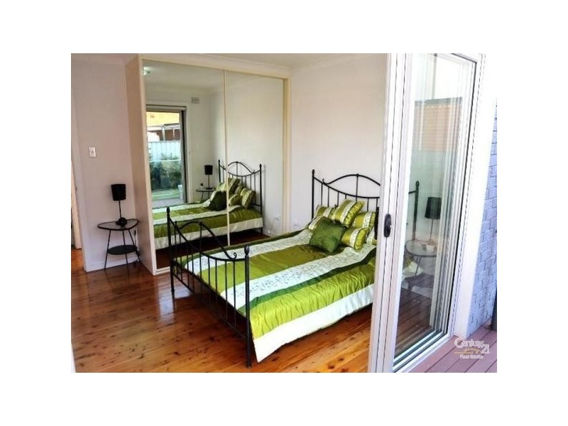 2/15 Myrtle Street, Coniston NSW 2500