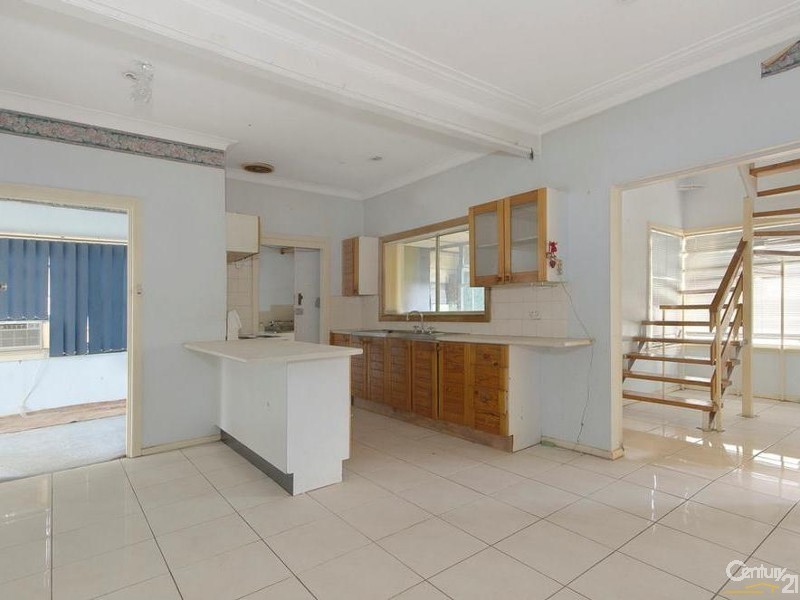 38 London Dr, West Wollongong NSW 2500