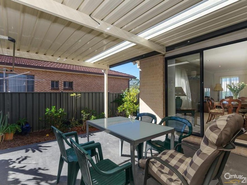 1/102 Gladstone Ave, Coniston NSW 2500