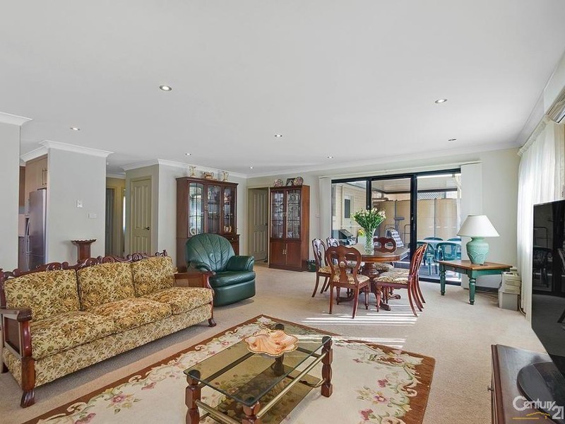 1/102 Gladstone Ave, Coniston NSW 2500