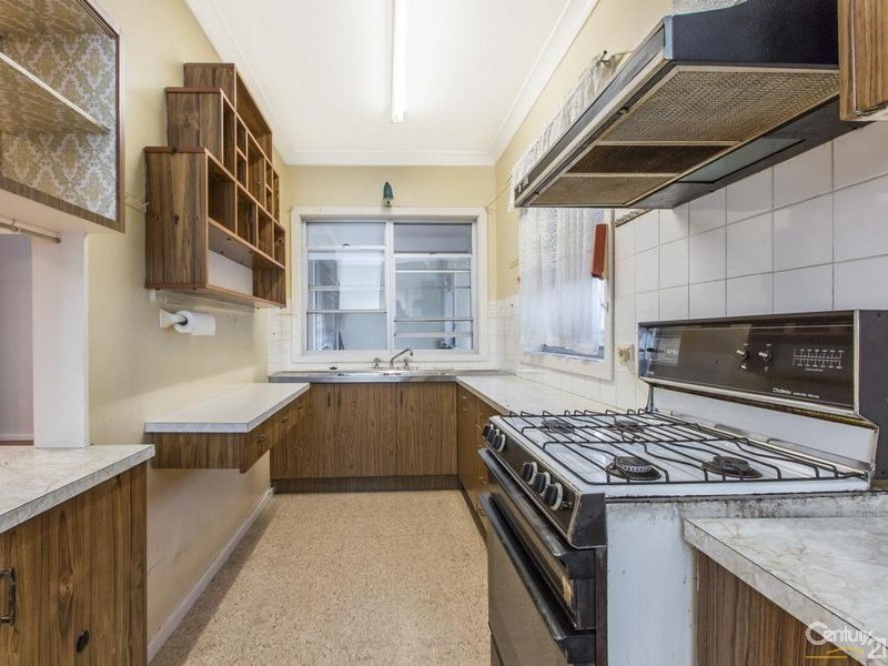 9 Canberra Rd, Lake Heights NSW 2502