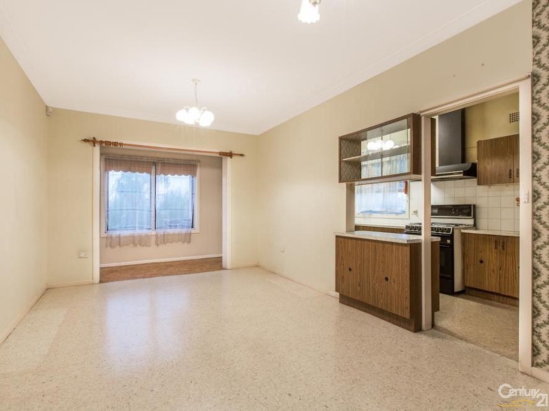 9 Canberra Rd, Lake Heights NSW 2502