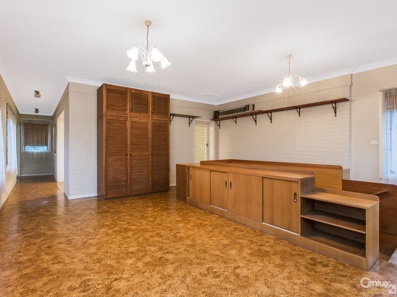 9 Canberra Rd, Lake Heights NSW 2502