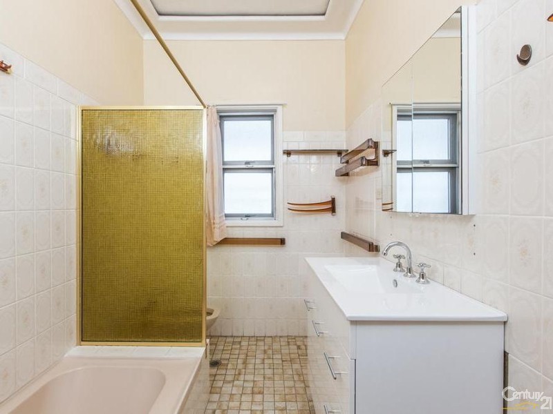 9 Canberra Rd, Lake Heights NSW 2502