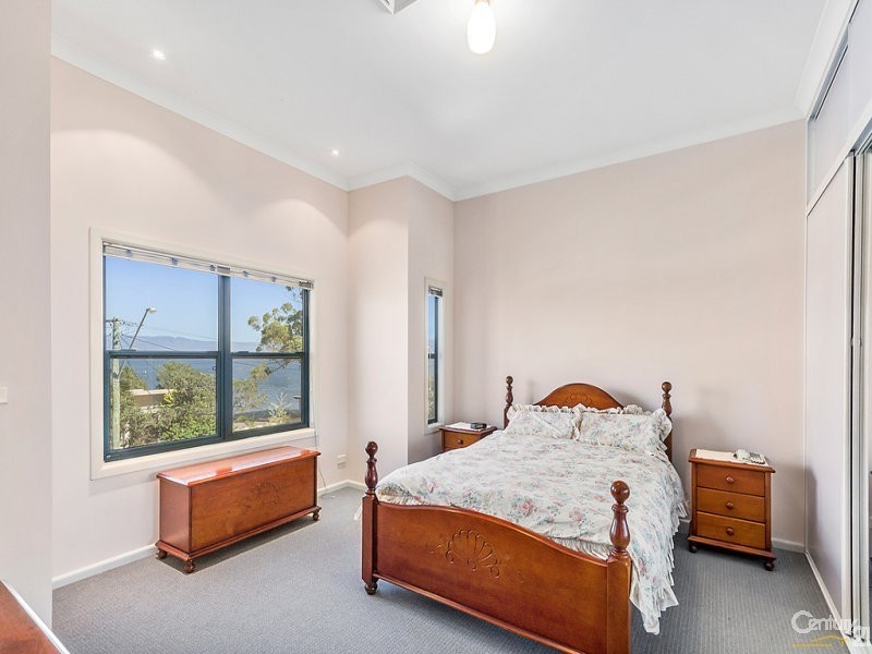 312 Northcliffe Drive, Lake Heights NSW 2502