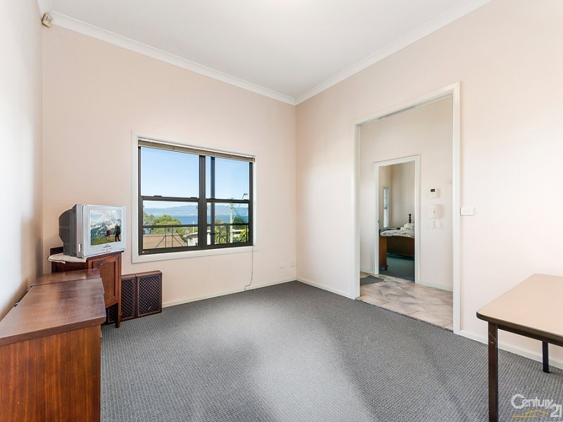 312 Northcliffe Drive, Lake Heights NSW 2502
