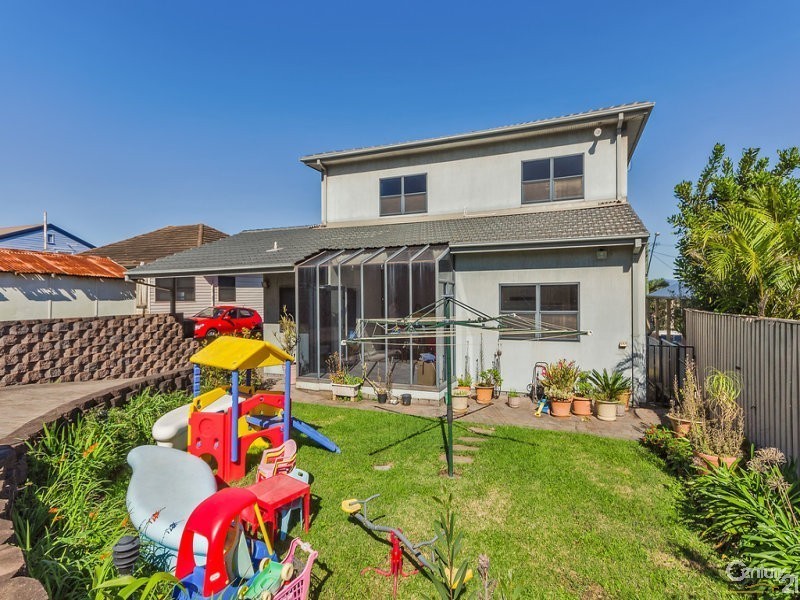 312 Northcliffe Drive, Lake Heights NSW 2502