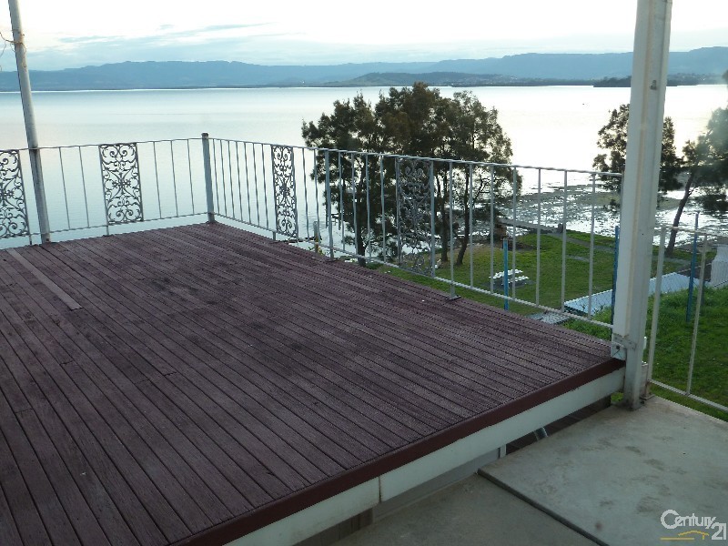 49 Northcliffe Drive, Lake Heights NSW 2502