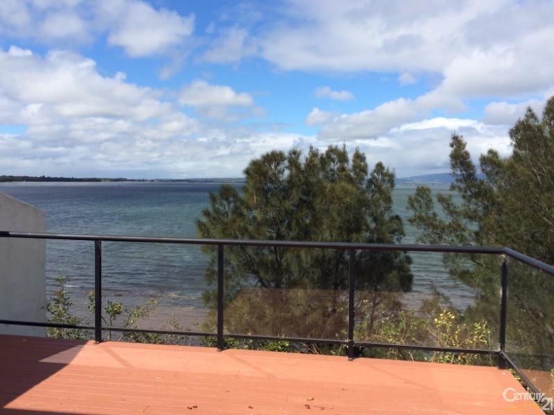 2/33 Northcliffe Drive, Lake Heights NSW 2502