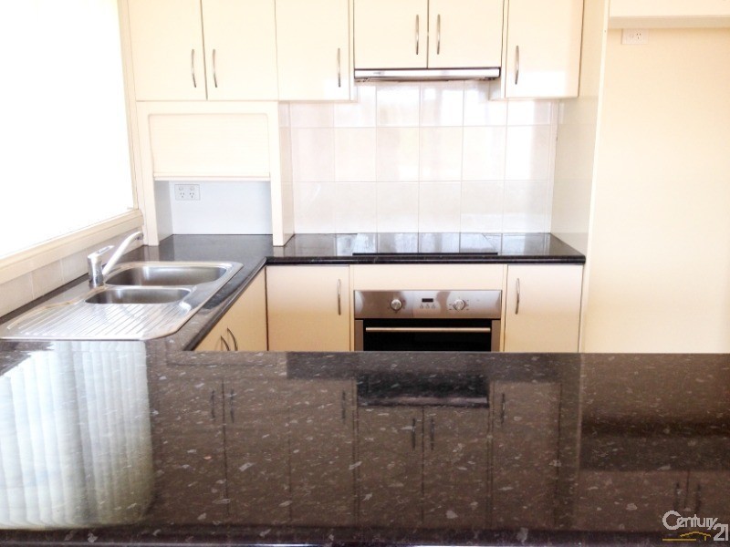 2/33 Northcliffe Drive, Lake Heights NSW 2502