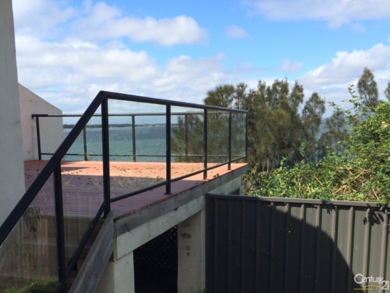 2/33 Northcliffe Drive, Lake Heights NSW 2502